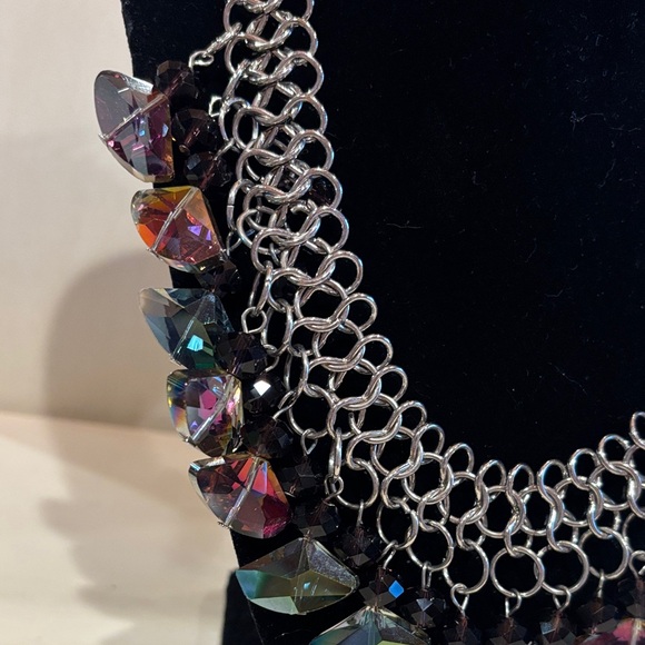 Elegant Silver and Multicolor Glass Beaded Statement Necklace. Size 18” to 22” l - Picture 5 of 8